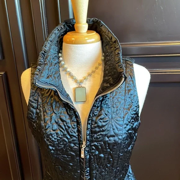 WHBM Thin Quilted Outer Vest Black - Picture 2 of 10
